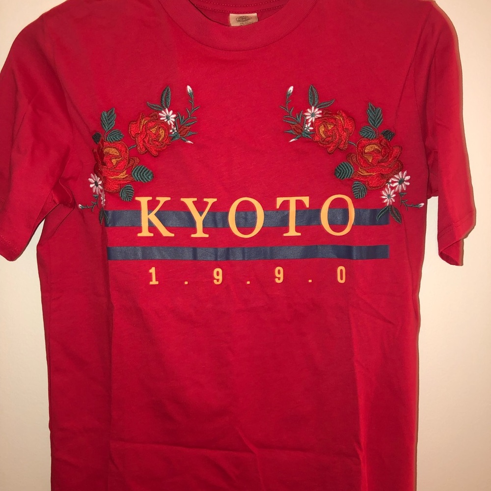 FLOWER EMBROIDERED TEE